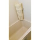 巻フタも浴槽の上に立てかけられるので、掃除の時邪魔になりません！
ホワイトが清潔感を際立たせています。
浴槽は、狭く感じないようめいっぱい大きいものです。
