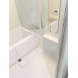 シンプルな浴室に爽やかなアクセントパネル
