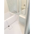 シンプルな浴室に爽やかなアクセントパネル
