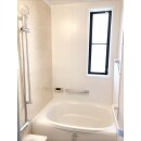 オシャレな窓と白い浴室で、清潔感抜群！