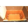 ゴージャスなゴールドオレンジ色の浴槽は保温効果もバッチリのエコな浴槽なんです。