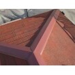 既存スレート屋根材に遮熱下葺材を敷き、ディプロマット重ね葺きを施工した写真です。



