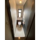 壁面埋込型の収納を取り外してトイレ内をスッキリと。
LIXILのリフォレなので背面キャビネットに収納があり
トイレもタンクレスの様な外観です。
