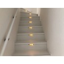 階段の蹴込部分にＬＡＤの照明を埋め込みました。
暗くなると自然に照明がつき、明るくなると自然に
消える様になります。階段の踏み面も26センチ
蹴上は19センチでとても上りやすい階段になりました。