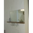 洗面台手前の壁に可愛らしい鏡。
大き目のＳ字フックをつけ、使いやすいです。