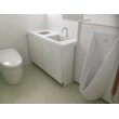 トイレ本体を丸々交換。その他にも手洗い器の交換、タイルだった床と壁も同時にリフォームさせて頂きました。 白を基調とし、清潔感のある空間になりました。