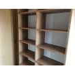 作業スペースの背面にも本棚を設置しました。
こちらも棚は可動になっており、様々なサイズの本に対応が可能です。