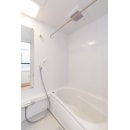 白を基調とした清潔感のある浴室。