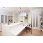 清潔感のある白色で統一された対面式のキッチン！