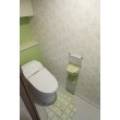 壁には奥様がお選びになったグリーン色がふんだんに使われている清潔感のあるトイレ。