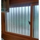 窓まわりのメンテナンスとして、LIXIL（リクシル）の「インプラス」を設置しました。
「インプラス」とは、リクシルの防音断熱内窓のことをいい、手軽に住まいの断熱性能と防音性能の向上を実現します。
インプラスを設置することで、既存窓との間に空気層が生まれ、これが壁の役割となって、断熱・防音効果を生み出してくれます！
もちろん、冬場は寒さや結露防止にもなります！