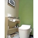 トイレはパナソニックのアラウーノＳⅡ、内装はアクセントカラーに緑色の壁紙、床材は清潔感・デザイン性の高いＬＯＯＭ+を使用、幅木を黒にすることで他にはないお洒落なトイレへと変身しました。