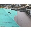 防水シートを貼ったあとに新しい屋根を貼っていきます