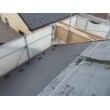 防水シートを貼った後、新しい屋根材を張っています