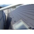 既存屋根の上から新しい屋根を張るカバー工法を施しました