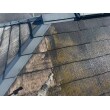 外壁同様、屋根も高圧洗浄で汚れやコケ、カビを落としていきます。
この作業をせずに上から塗料を塗り重ねてしまうと、仕上がりの見た目が悪いだけでなく、塗装後すぐに塗料が剥がれてしまうなどの不具合が発生する可能性があるため、大切な工程の一つです。