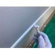 水切り上塗りの様子です。
雨樋やシャッターボックス、水切りなどは、塗料が付着しにくいため、やすりなどで研磨し、下地を調整してから塗装に入ります。
細かい箇所は刷毛を使用して丁寧に塗装を行います。
