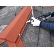 屋根板金に錆び止めを塗布し、釘部にシーリング処理を施している様子です。
こうすることで釘が抜けにくくなり、小さな隙間から雨水が浸入するのを防ぐこともできます。