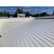 施工後の屋根です。塗りムラの無い綺麗な仕上がりです。
お色をシルバーホワイトにしたことでCOOLレベルも高くなり、遮熱効果がさらに期待できます。