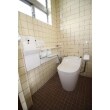 手すりの付いたトイレ「アラウーノ」と、
専用カウンター付手洗い器の設置状況です。

