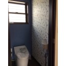 トイレのクロスは柄物にとのご要望で青をベースに2種類使い清潔感を感じる空間に。