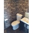 こちらの部屋のトイレ・浴室スペース
レンガ調の壁紙でカッコイイ印象に
男性目線でシンプルに。
