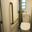 施工前は洋式トイレでしたがより使い勝手の良い高さ、暖かい便座、オートフラッシュ、等を取り入れました。
また、壁には手すりを設けました。
