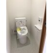 トイレの向きを90度変えました。
そうすることでリビングに凸凹の壁ができず、またトイレ自体の空間も少し広くなりました。