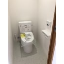 トイレの向きを90度変えました。
そうすることでリビングに凸凹の壁ができず、またトイレ自体の空間も少し広くなりました。