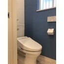 トイレの壁も同じ青の壁紙で統一感