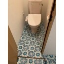 水回りのトイレや洗面エリアには、省スペースですがインパクト大！モロッコタイルのブルーが映えるクッションフロアをお選びになりました。
