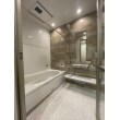 浴室は、水はけのよい床と高断熱浴槽を備えたTOTOのWYになります。