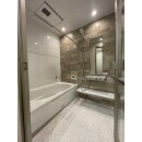 浴室は、水はけのよい床と高断熱浴槽を備えたTOTOのWYになります。