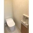 タンクレストイレと埋め込みの手洗い器ですっきりとした空間に。泡クッションと凹凸の少ないトイレでお手入れも簡単です。