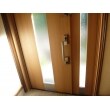 スリット窓入りのデザインにしたことで、光を取り込み明るい玄関へ。
ドアの色を明るくすることで、温かみが生まれました。