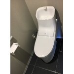 シンプルスリムなタンク一体型トイレに