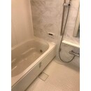 組石ホワイトのフロントパネルが清潔でスタイリッシュな浴室を演出。