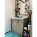施工前の洗面台は古く経年を感じました。新しく入れ替えた洗面台は白く清潔感を感じられます。