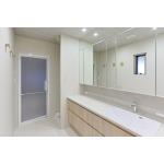 光を増幅させ、広がりを生む。ミラーが主役の機能美サニタリー