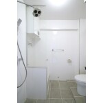 オーバーヘッドシャワーで高級感のある浴室空間