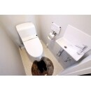 トイレのポイントは、衛生器具は白を記調に全体の清潔感を演出し、床は色のトーンを少し落としてライトベージュで汚れの目立たないまとまりの良いデザインとなりました。