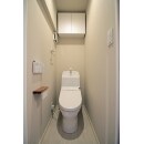 TOTOのグレードを重視したトイレへ改修致しました。

清潔感といえば、
「白」を思い浮かべることかと思いますが、
あえて周囲の壁紙をグレー色とすることにより、
より「白」が清潔感をもって輝きを放ちます。