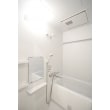 当該部屋は1階ということもあり、浴室乾燥機を設置。アクセントパネルはあえて取り入れず、カウンターも浴槽も白を基調に清潔感のある水回りとなりました。