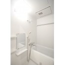当該部屋は1階ということもあり、浴室乾燥機を設置。アクセントパネルはあえて取り入れず、カウンターも浴槽も白を基調に清潔感のある水回りとなりました。