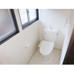 手洗い場とトイレをひと続きにし、ゆとりあるトイレに