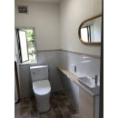 壁にはタイルを、床にはフロアタイルを施工しお手入れしやすいトイレに。