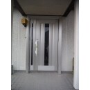 玄関の取替をしました。カバー工法の（YKKAP）マドリモのアルミタイプを採用しました。

