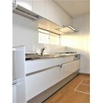 収納スペースと広い動線を確保したキッチン