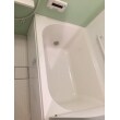 緑と白でとても清潔感のある明るい浴槽です。