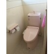 ピンクと白を基調とした清潔感のあるトイレです。